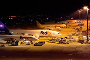 Hình ảnh máy bay vận tải hàng hóa quốc tế của các hãng lớn như FedEx, UPS,... minh họa dịch vụ vận tải hàng không Airlink Express từ Việt Nam đi USA, Úc, Canada, châu Âu và nhiều quốc gia khác.
